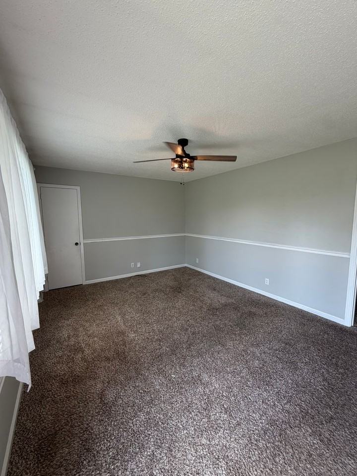 160 E Regent Dr - Photo 2 of 24