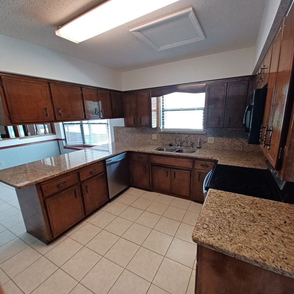 2295 Foxwood Dr - Photo 7 of 43