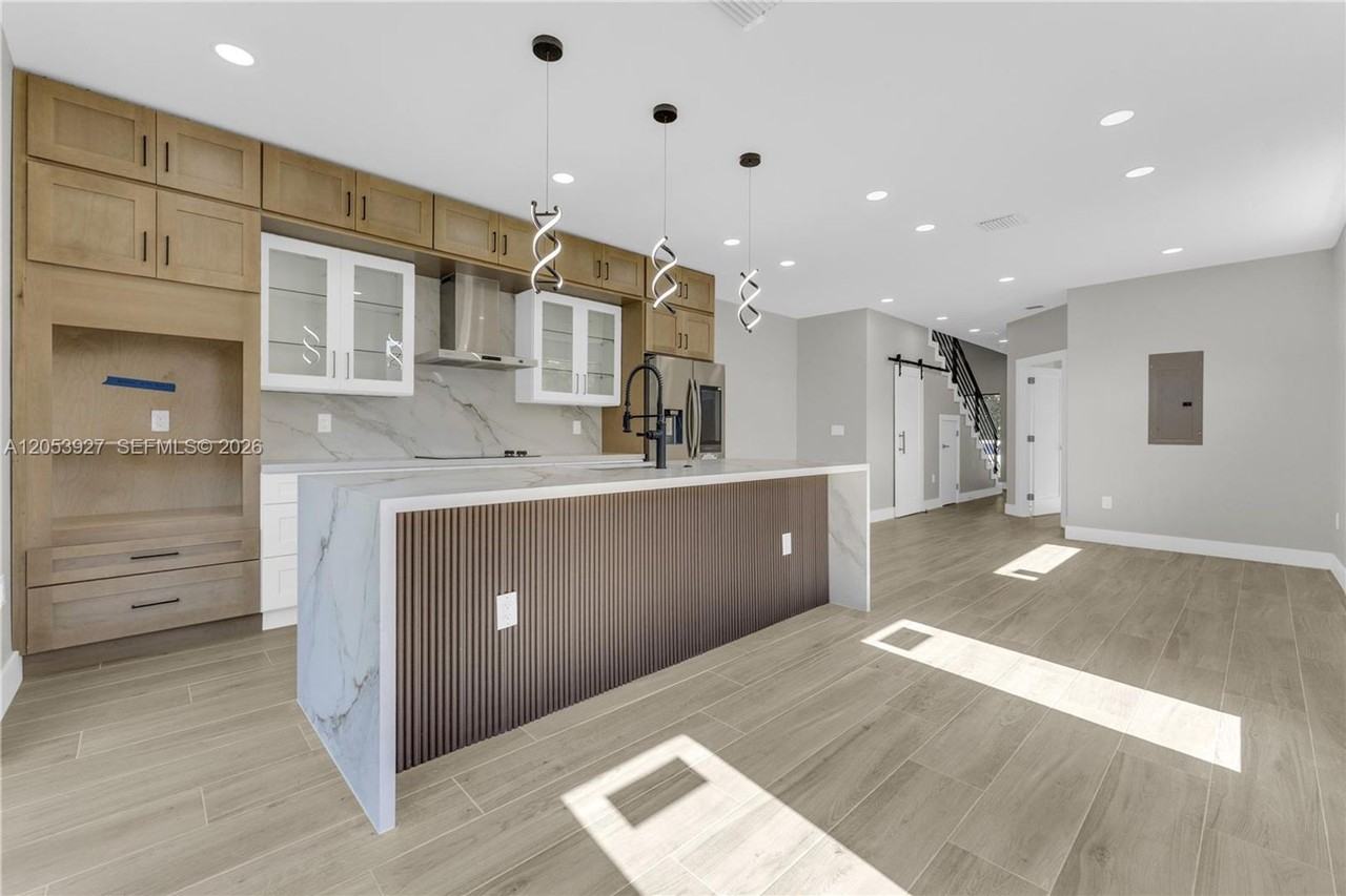 1818 Nw 49th St - Photo 2 of 16