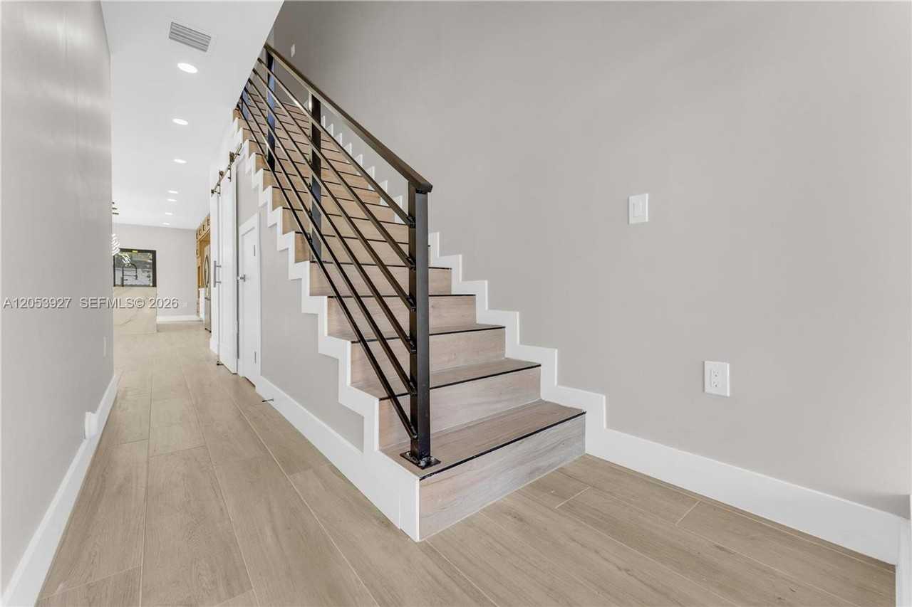 1818 Nw 49th St - Photo 4 of 16