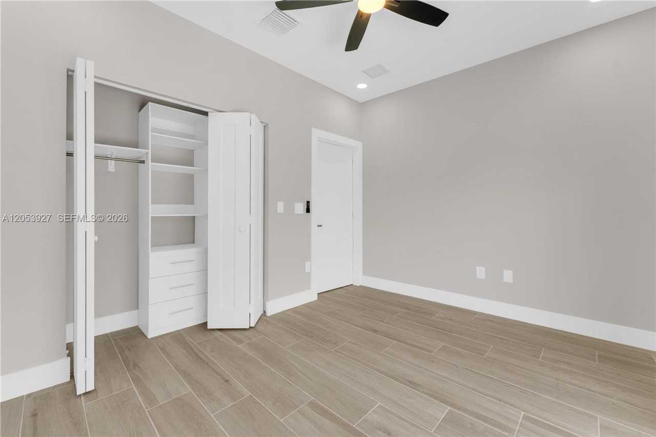 1818 Nw 49th St - Photo 6 of 16