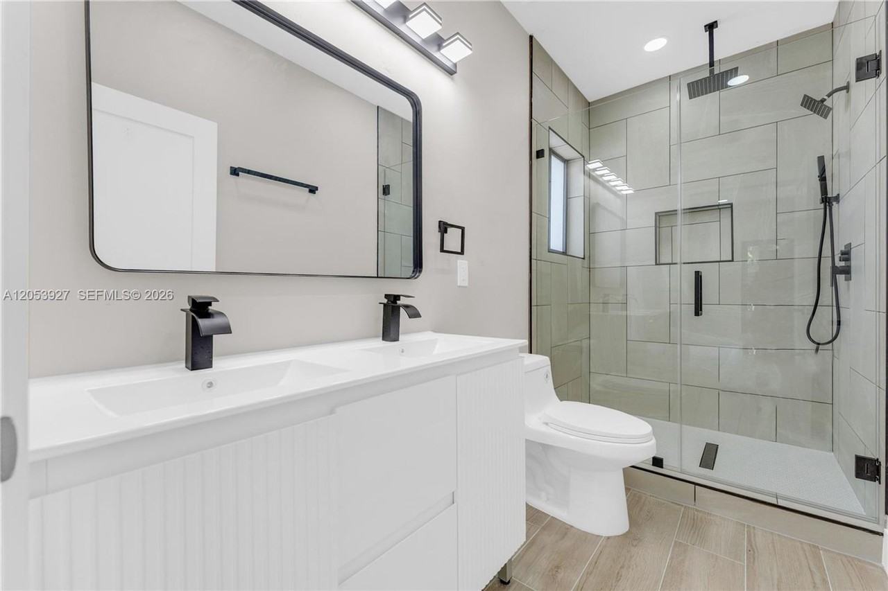 1818 Nw 49th St - Photo 7 of 16