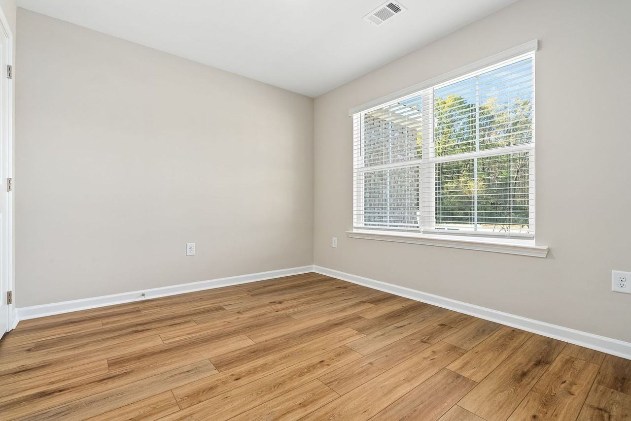 1057 Douglas St - Photo 5 of 19