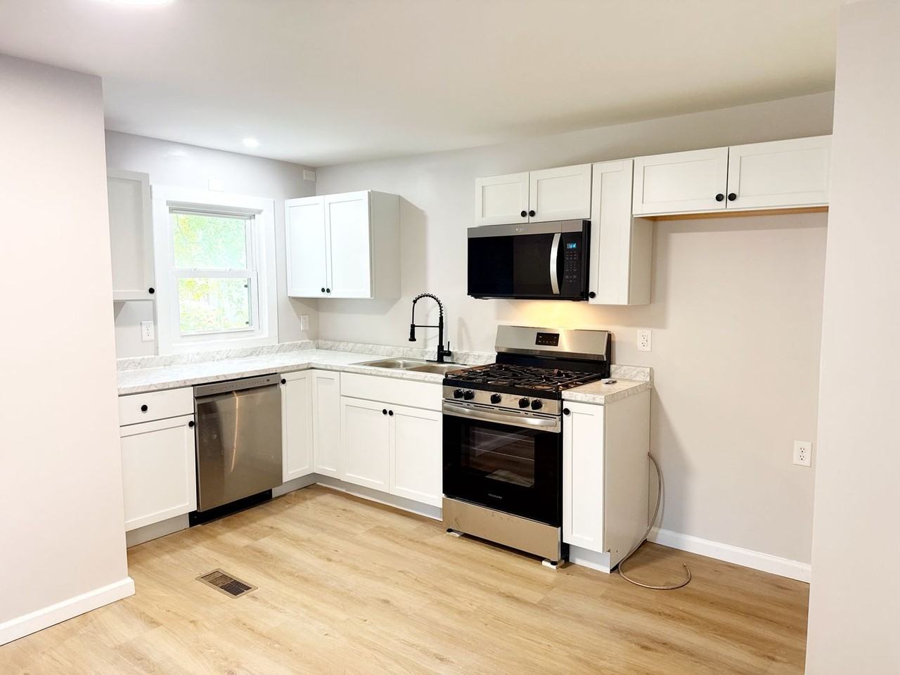 4748 Warnock Ave - Photo 4 of 16