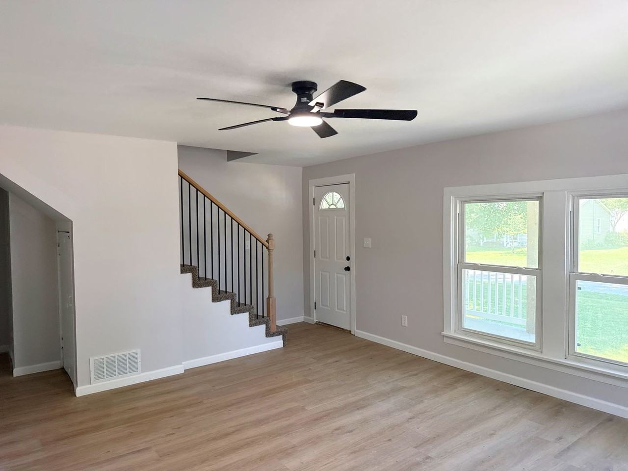 4748 Warnock Ave - Photo 6 of 16
