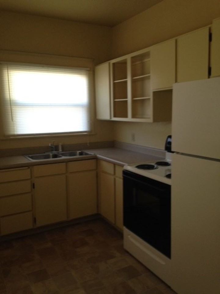 1100 E St - Photo 4 of 18