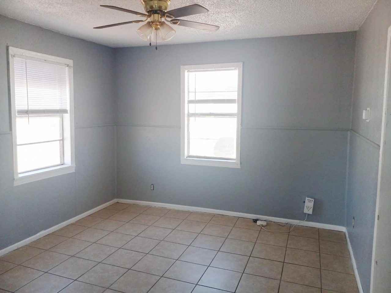 903 Avenue G - Photo 3 of 8