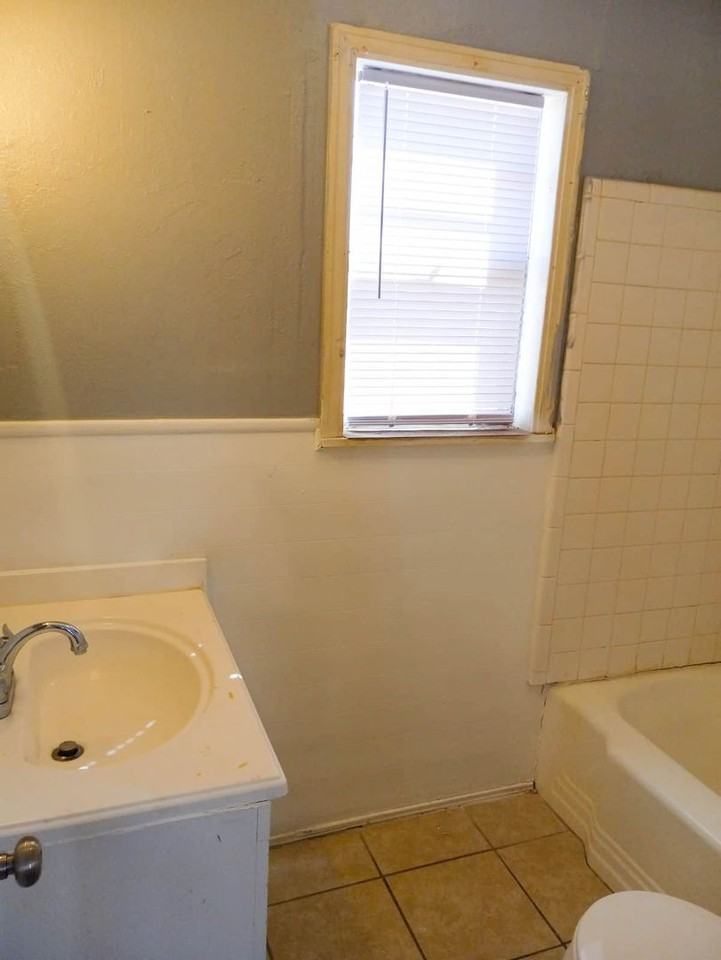 903 Avenue G - Photo 5 of 8