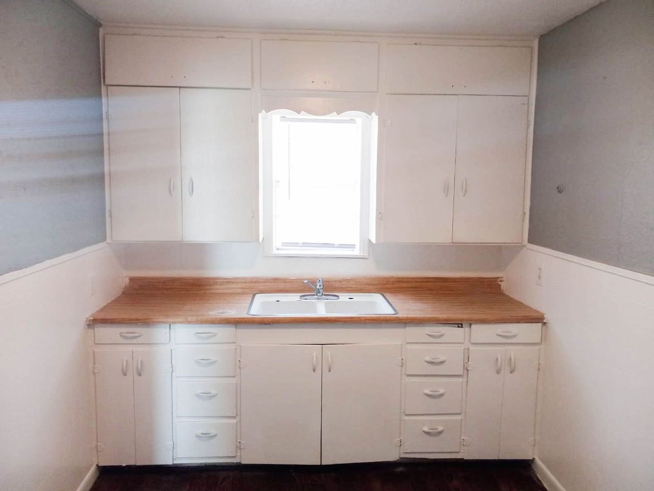 903 Avenue G - Photo 6 of 8