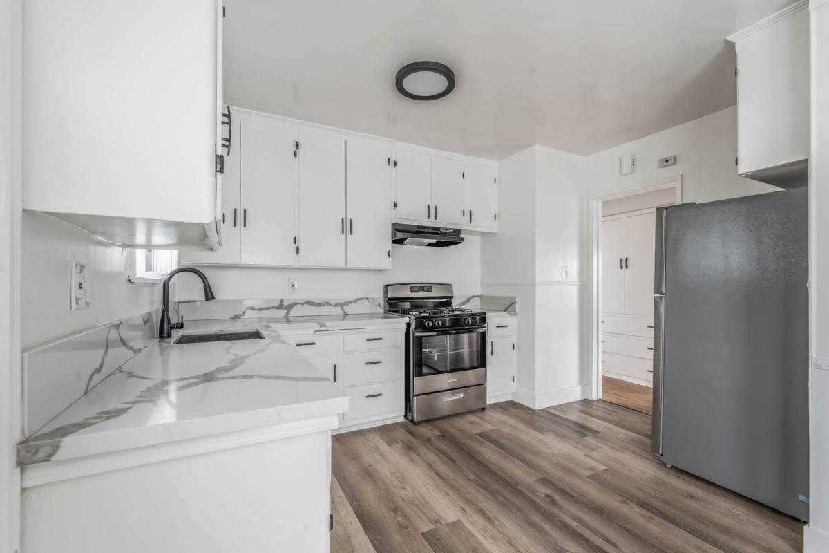 4067 Sutro Ave - Photo 3 of 10