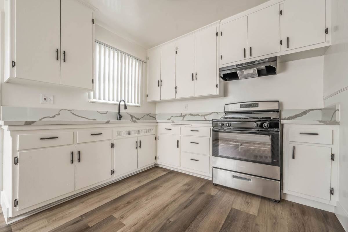 4067 Sutro Ave - Photo 4 of 10