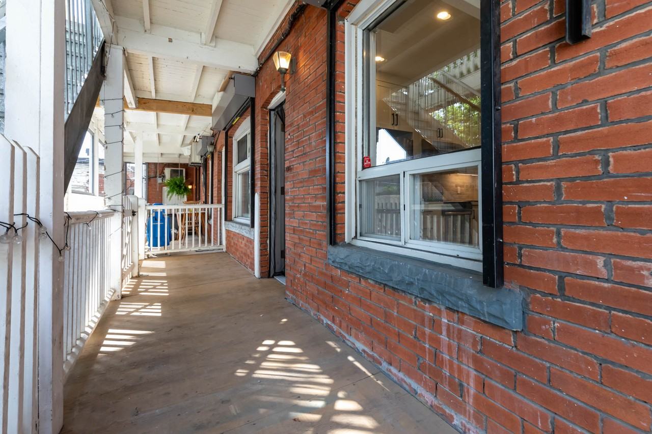 Hambly Court Apartments - Photo 2 of 5
