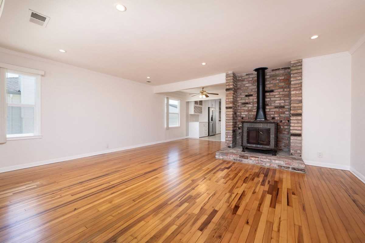 131 Ottawa St - Photo 2 of 14