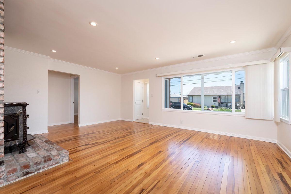 131 Ottawa St - Photo 3 of 14