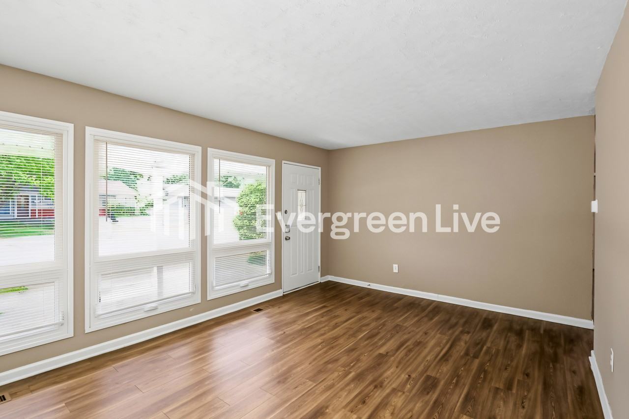 9668 Manhattan Dr - Photo 4 of 15
