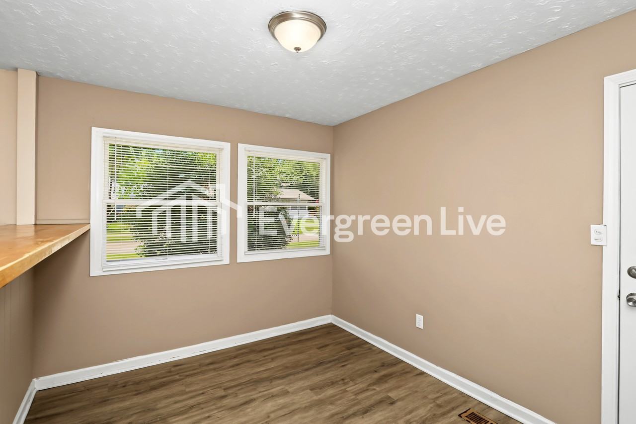 9668 Manhattan Dr - Photo 5 of 15