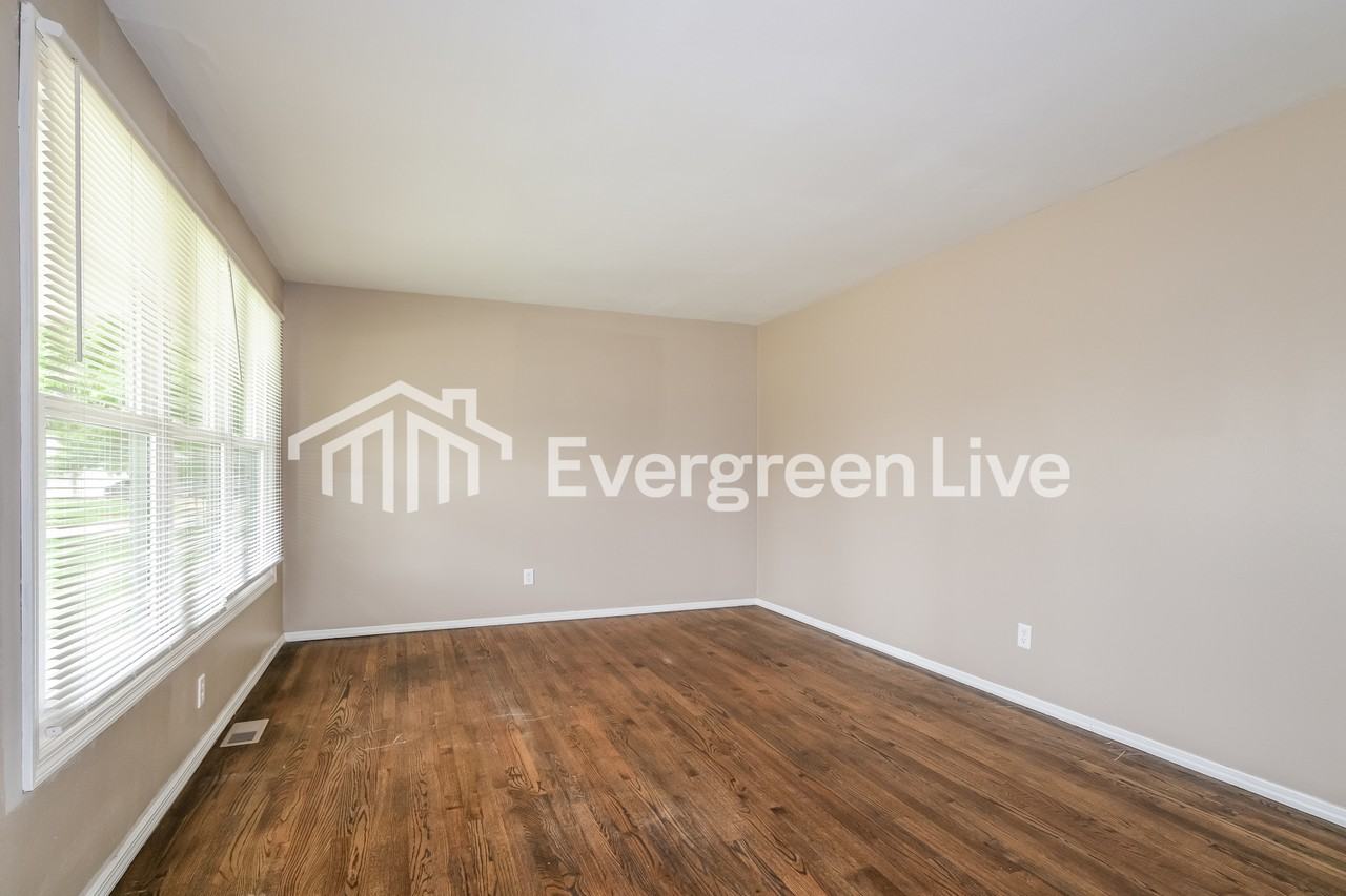 765 Sherwood Dr - Photo 3 of 15