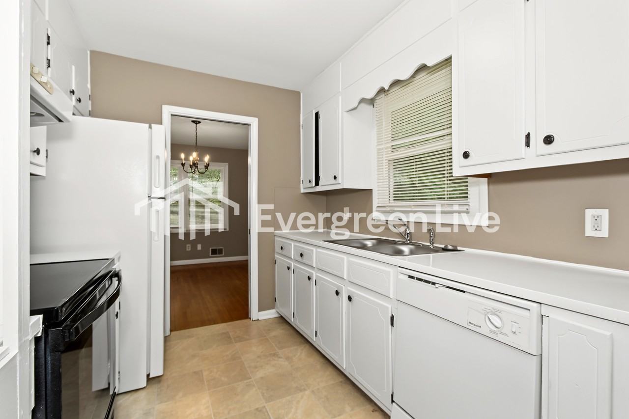 421 Westwood Ave - Photo 3 of 15