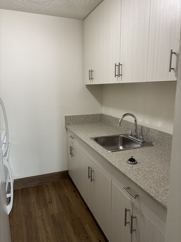 825 8 Ave Sw #1 - Photo 3 of 6
