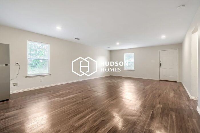 306 Harvey St - Photo 4 of 14
