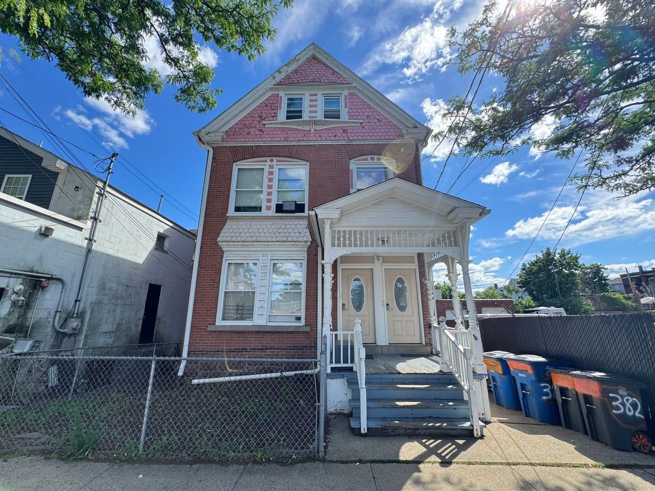382 Crown St - Photo 5 of 26