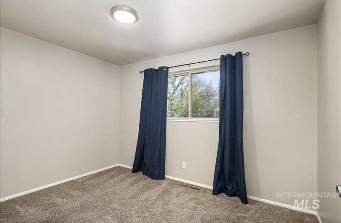 2510 S Broxon St - Photo 5 of 12