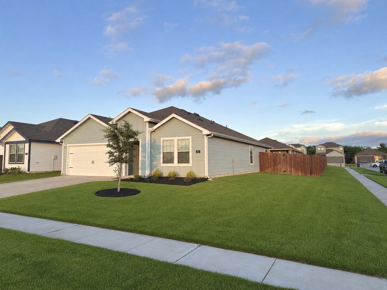347 Boxwood Dr #NA - Photo 2 of 32