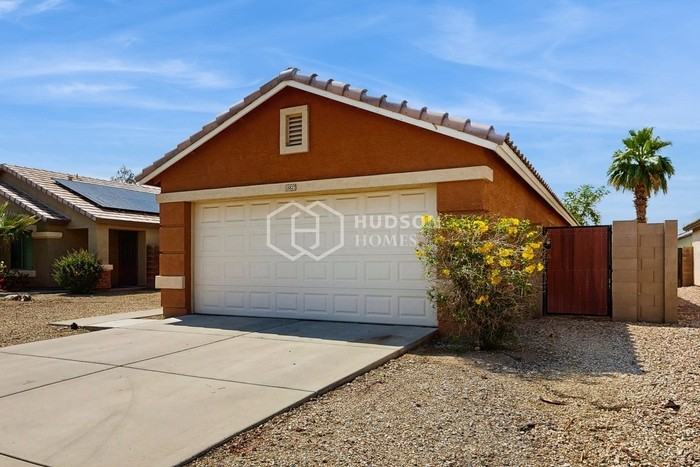 15827 W Adams St - Photo 4 of 30