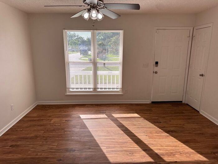 1301 Linwood Dr - Photo 3 of 11