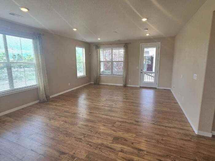 9825 Geneva Creek Ln - Photo 5 of 20