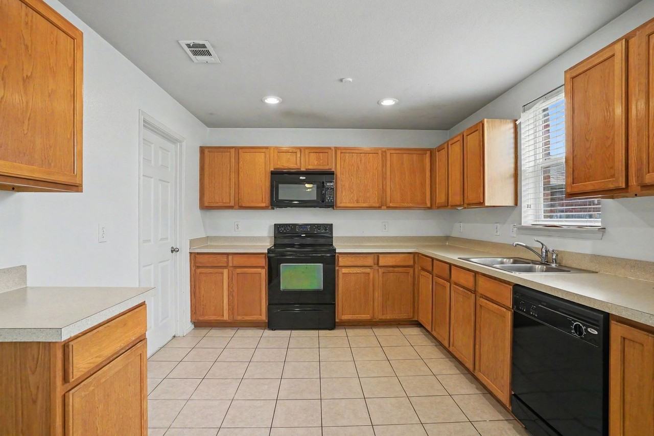 2324 Cavalry Dr - Photo 5 of 26