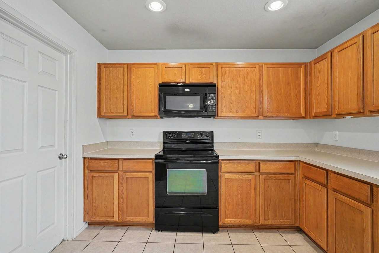 2324 Cavalry Dr - Photo 7 of 26
