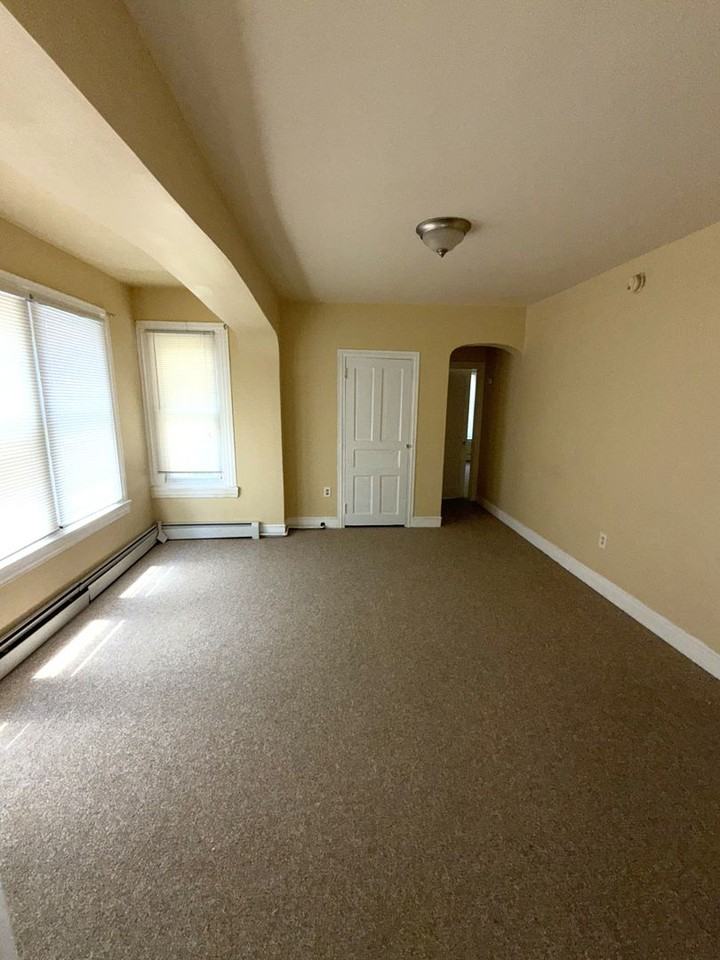 Mount Pleasant Ave W 134 - Photo 5 of 47