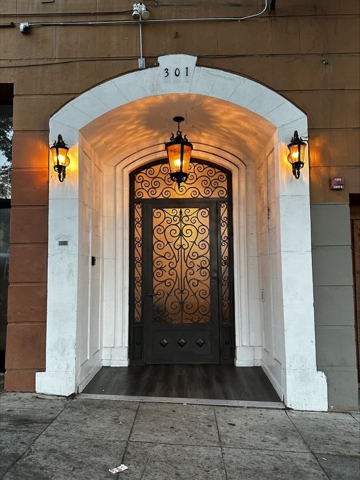Flint 301 S Kenmore LLC - Photo 2 of 35