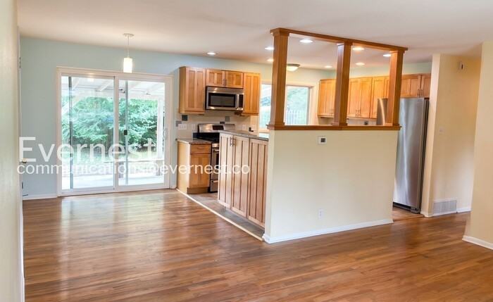 380 Martin Dr - Photo 4 of 18