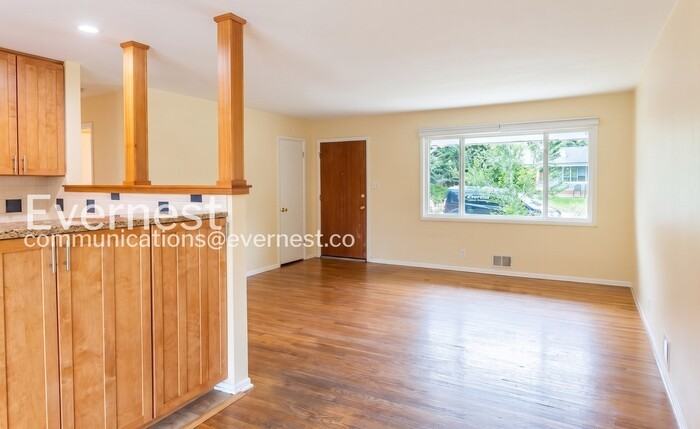 380 Martin Dr - Photo 5 of 18