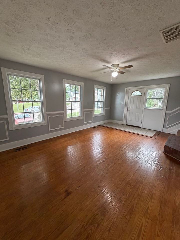 556 Burlington Ct - Photo 3 of 26