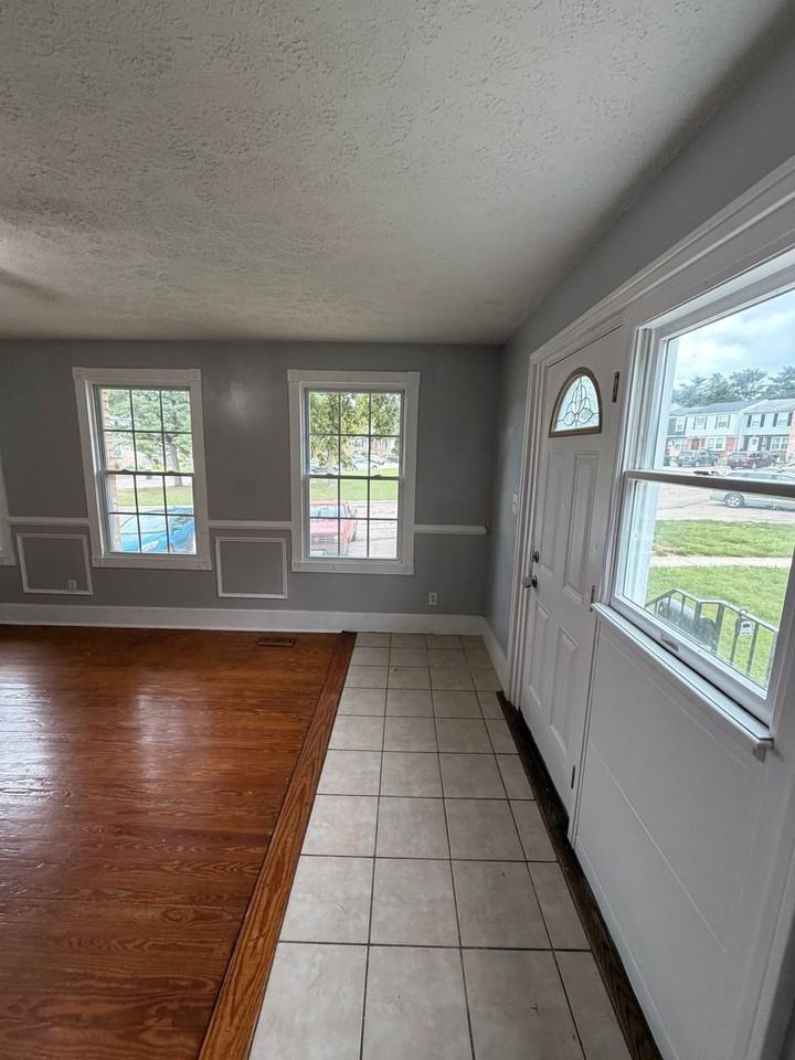 556 Burlington Ct - Photo 4 of 26