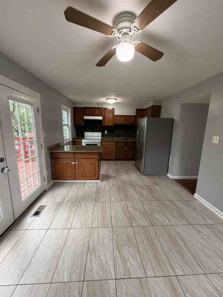 556 Burlington Ct - Photo 6 of 26