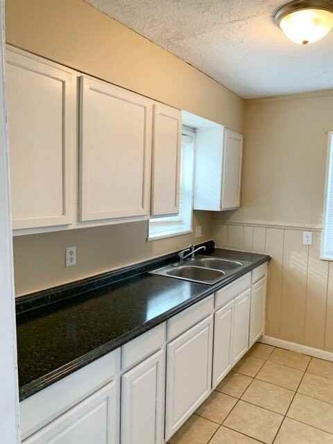 3420 N Elizabeth St - Photo 6 of 10