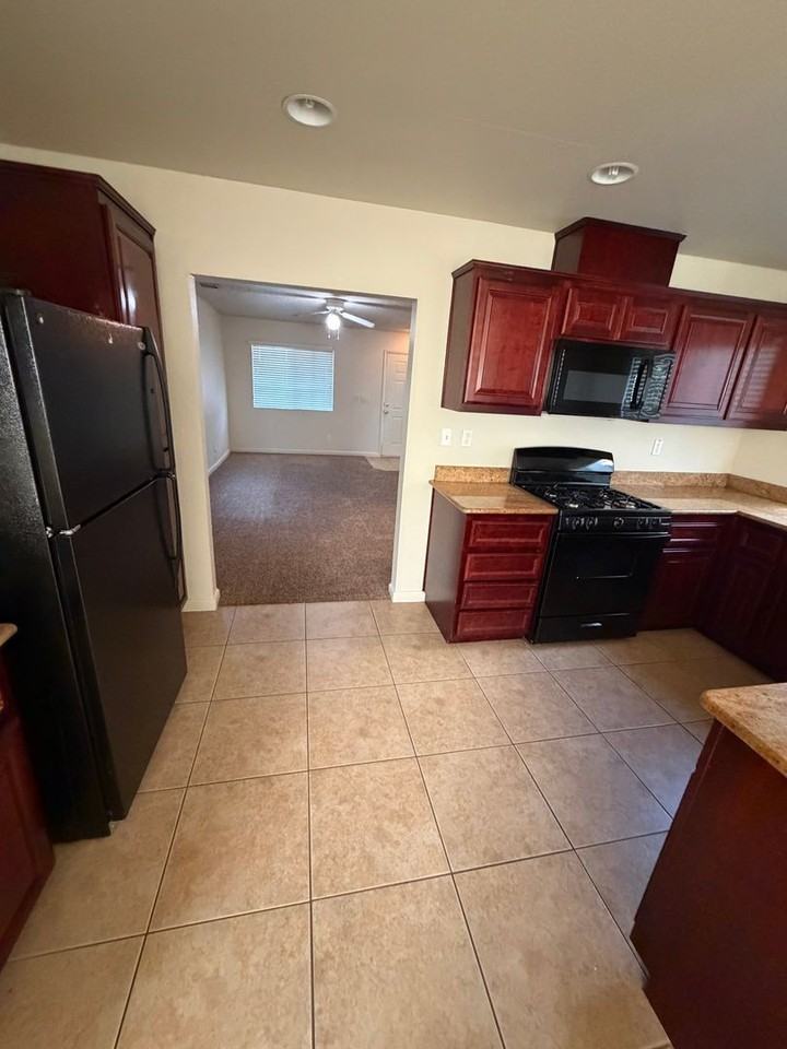 585 Hart Dr - Photo 5 of 29