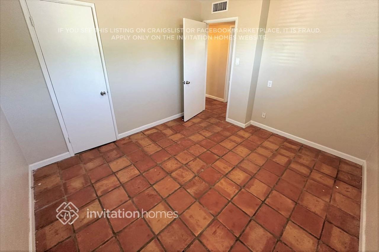 4402 S Park Dr - Photo 4 of 10