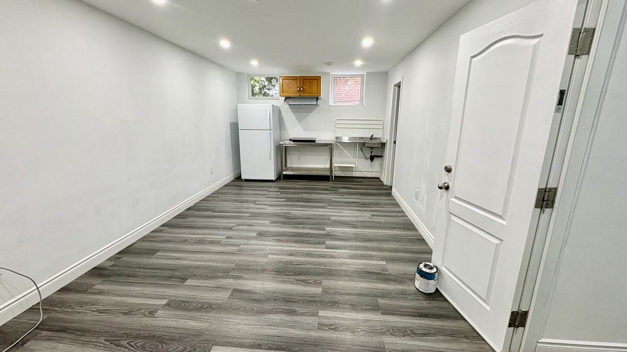 36 McLaughlin Road North - Photo 2 of 7