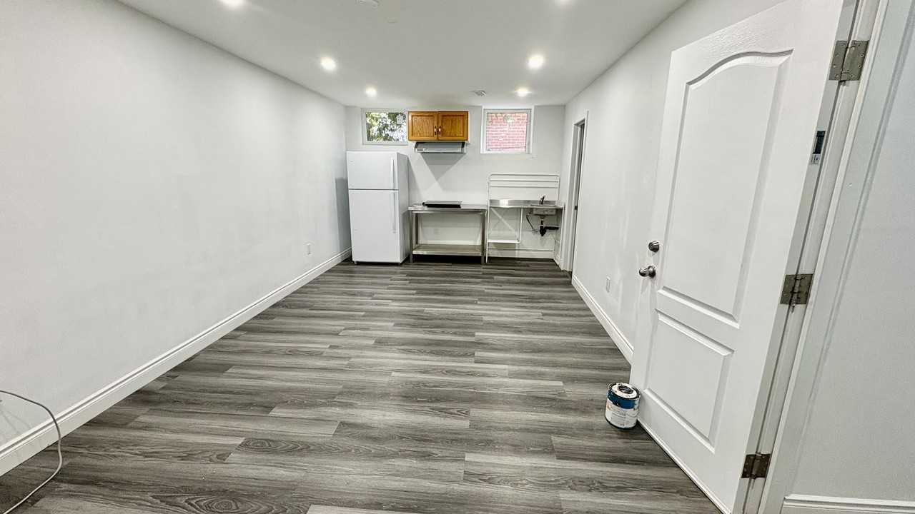 36 McLaughlin Road North - Photo 3 of 21