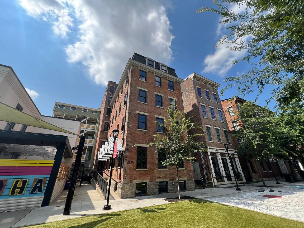 209 Woodward St - Photo 2 of 4