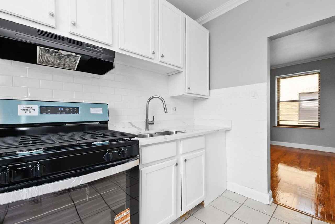 7219 S Yates Blvd - Photo 6 of 8