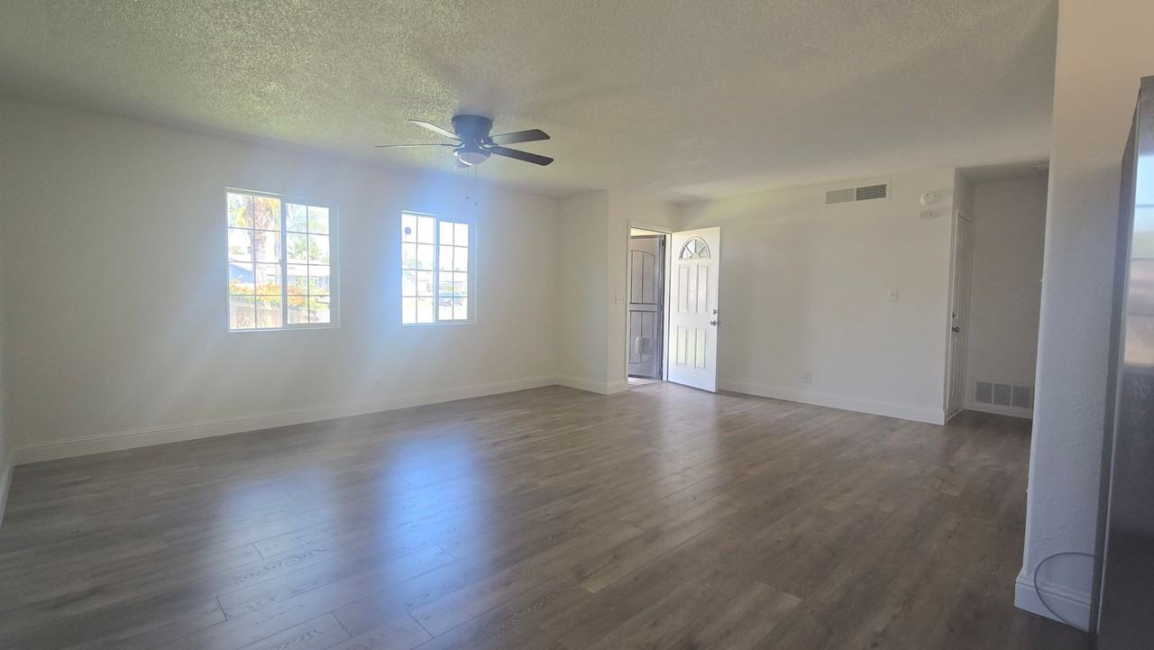 1185 Lincolnwood Cir - Photo 2 of 10