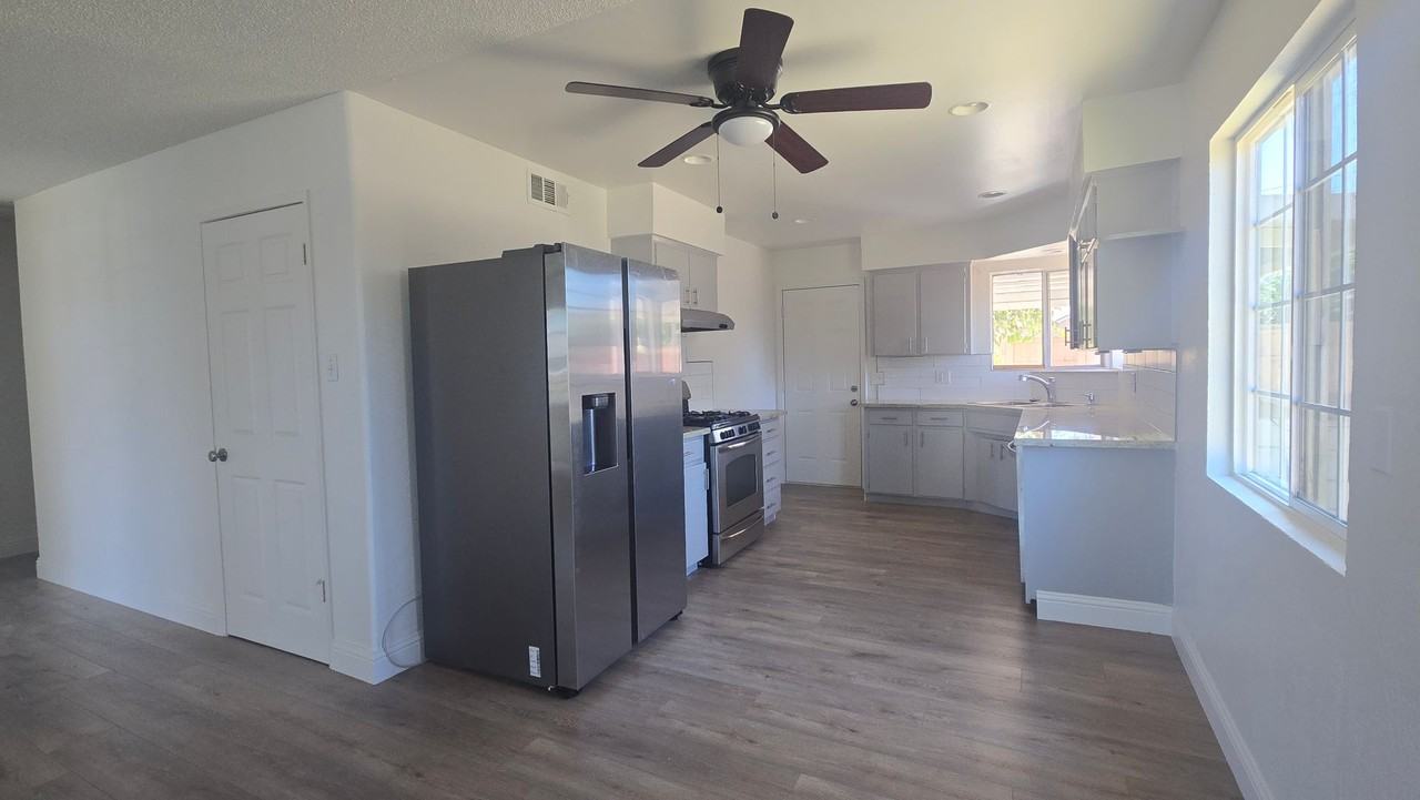 1185 Lincolnwood Cir - Photo 3 of 10