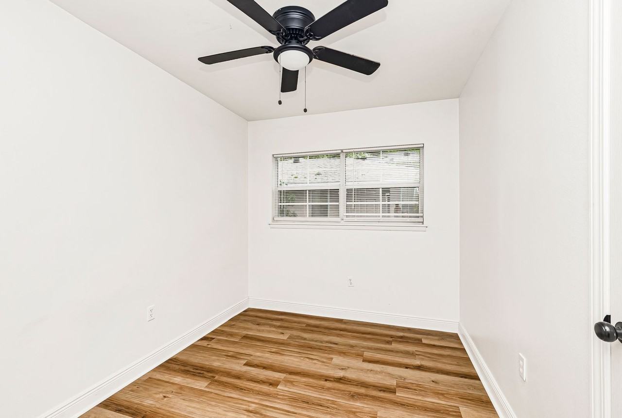 9753 Mollylea Dr - Photo 4 of 10