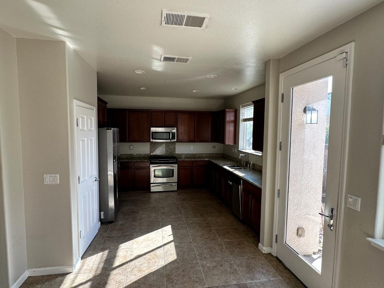 3009 Parkham Dr - Photo 5 of 11
